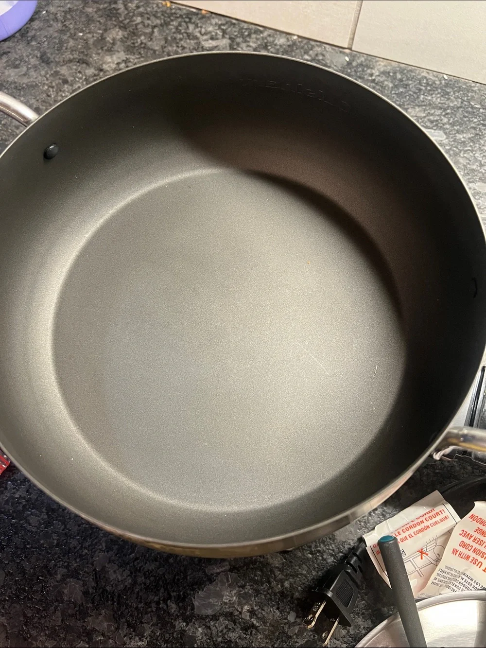 Cuisinart Stainless Steel Electric Fondue Pot with Forks. Exc condition